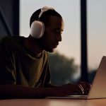 سماعات ايربودز ماكس تغطي الاذنين تعمل بتقنية الغاء الضوضاء كوبى ابل، باللون الاخضر، لاسلكي